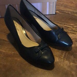 TROTTERS Black Leather Tortoise Patent Captoe and Bow NADIA Heels size 8 Wide